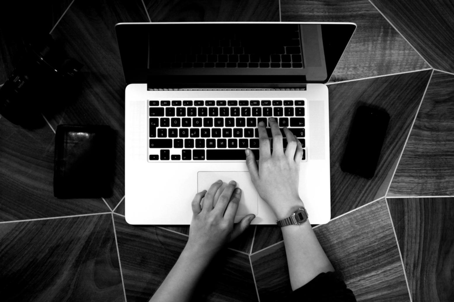 Profesional estudiando cultura de seguridad en entorno remoto